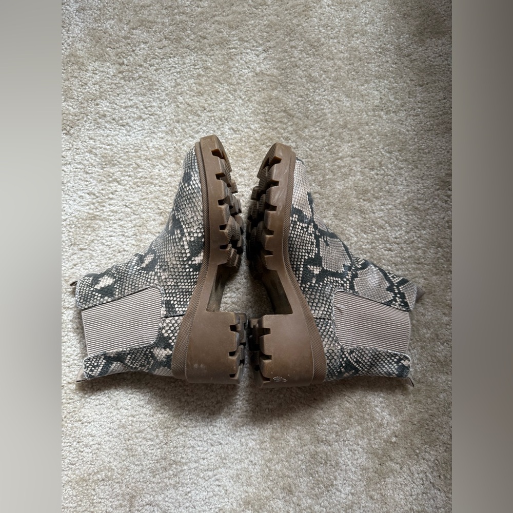 Snakeskin Universal Thread Boots Size 8.5